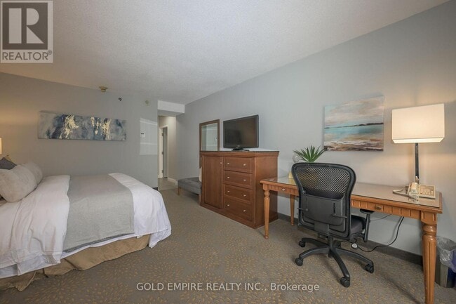 Building Photo - 300 King St