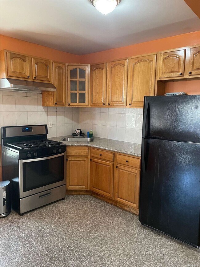 Building Photo - 88-50 Sabre St