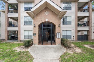 Building Photo - 8051 Bay Branch Dr