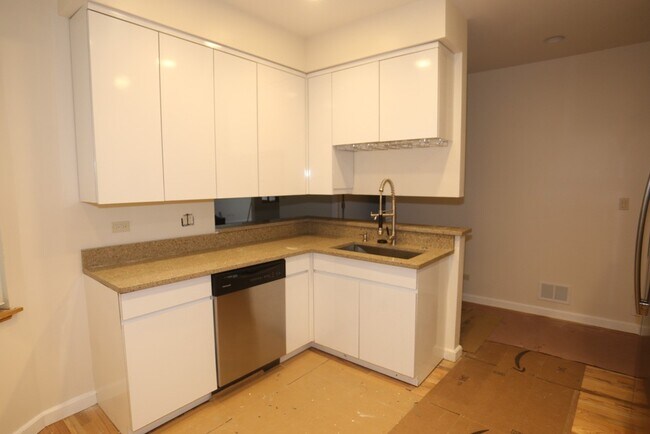 Foto del edificio - 3345 N Southport Ave