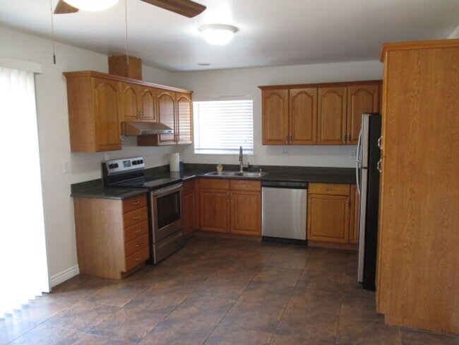 Foto del edificio - Newark Home is in perfect area for commuti...