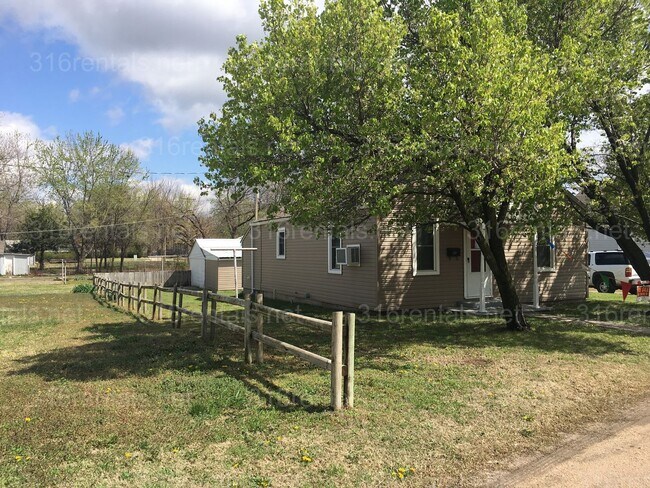 Building Photo - $850 - 2 bed 1 bath - Single Family Home