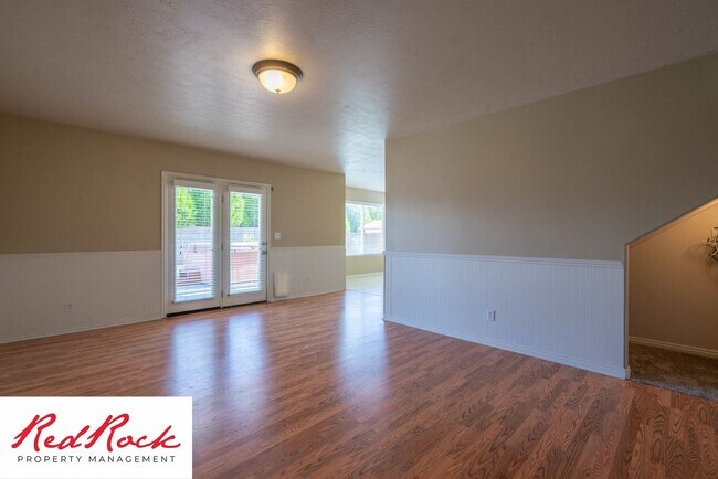 Foto del edificio - 5 Bedroom Pet Friendly Home!