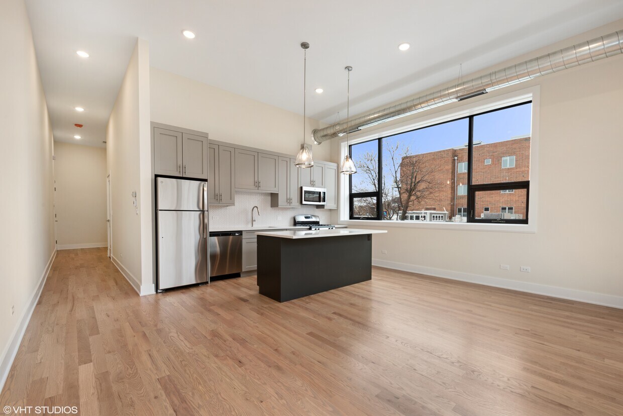 Foto principal - 2424 W Montrose Ave