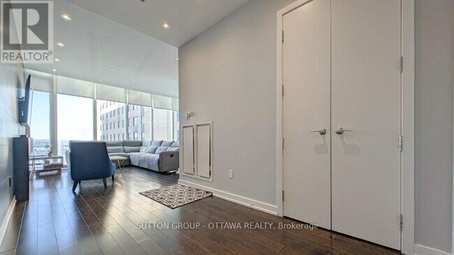 Building Photo - 111-2111 Champagne Ave S