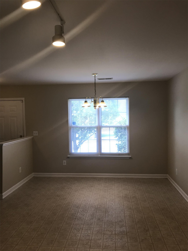 Building Photo - Single level 3BD / 2BA home w/attached garage