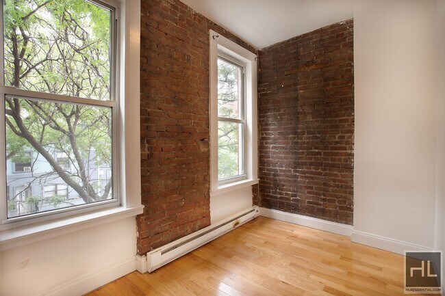 Building Photo - Bright 3 Bedroom in Fort Greene