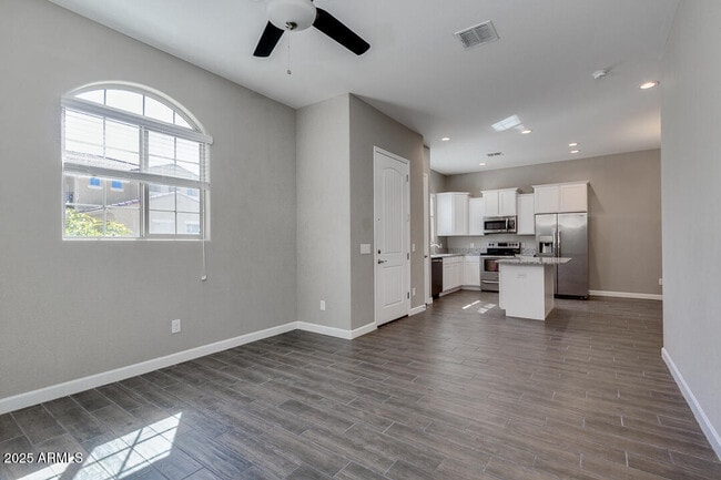 Building Photo - 1367 S Country Club Dr