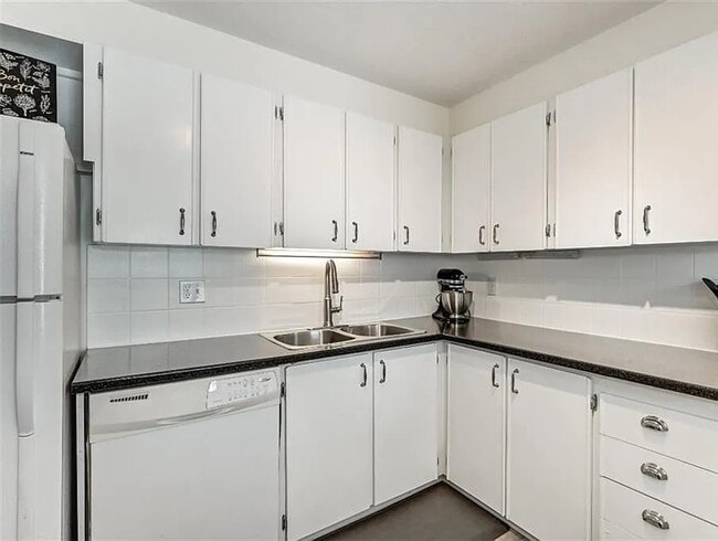 Building Photo - 6888 Bilberry Dr