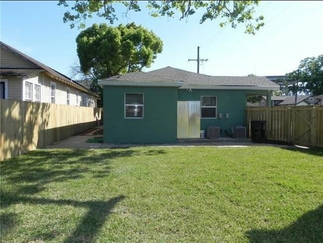 Building Photo - 700 Majestic Pl