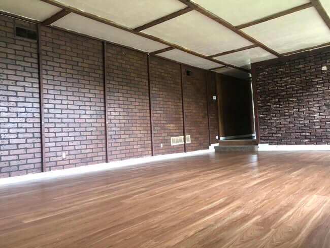 Foto del edificio - 3 bedroom; 1 bathroom House - AVAILABLE SOON!