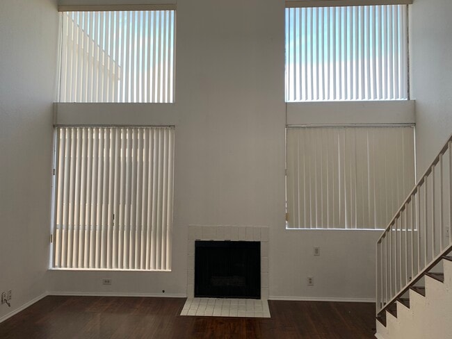 Apt. 203 - 1230 N Cherokee Ave