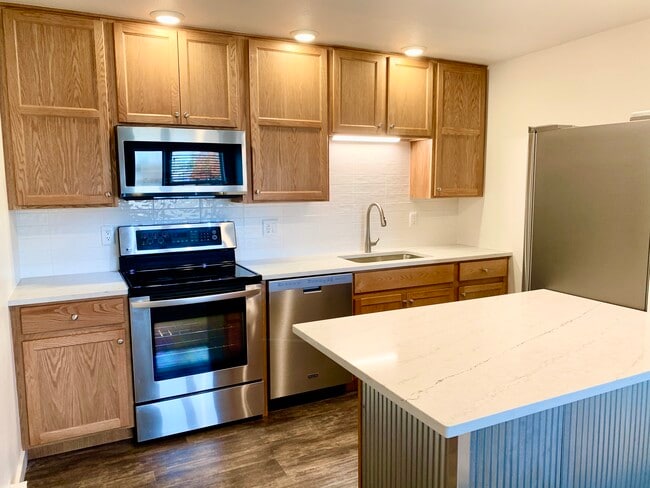 Kitchen with peninsula - 2020 W Plum St