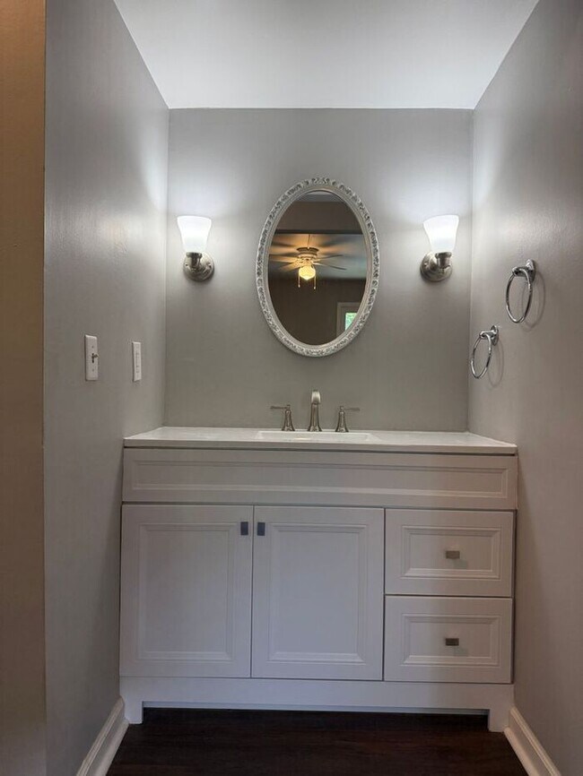 Building Photo - FOR RENT - 3 Bedroom Condo in Green Hills
