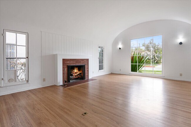 Foto del edificio - 132 S Clark Dr