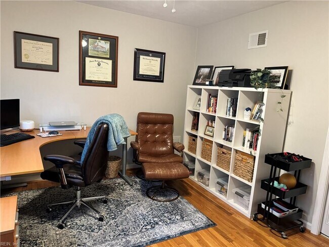 Building Photo - 3716 S Queensgrove Cir