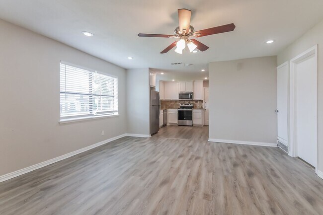 Foto del edificio - 3 BR/2BA | Updated Single Family Home |  Large backyard