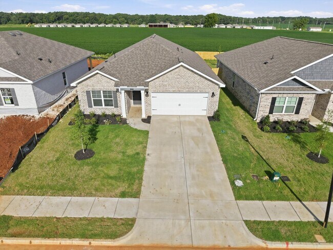 Building Photo - Move-In Ready! Beautiful 3 Bedroom Home in a Prime Location