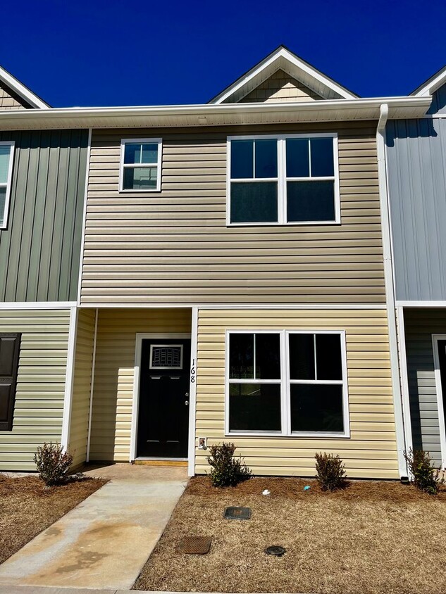 Foto principal - Brand New Townhome in Holly Ridge!! $300 o...