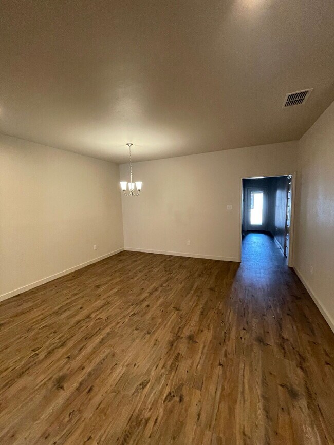 Foto del edificio - Beautiful New Townhome Located South of To...