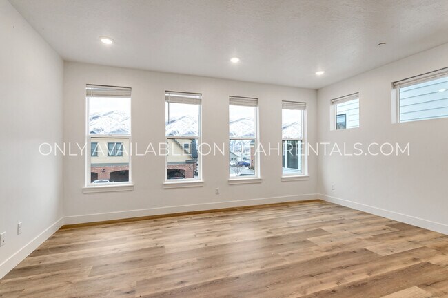 Building Photo - 768 715 S