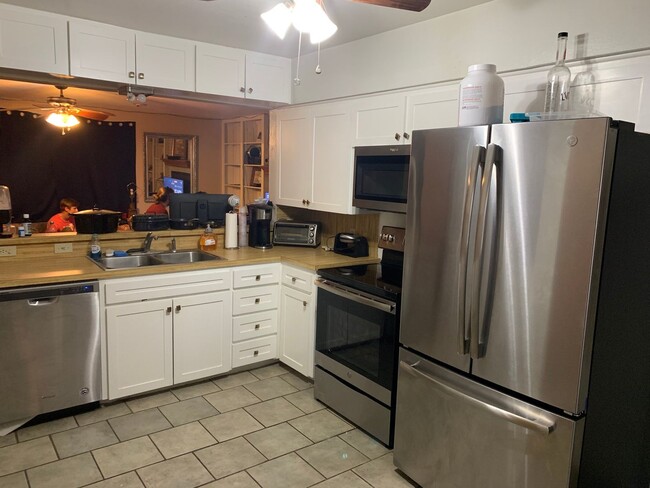 Building Photo - Pre-leasing for August 2024! Updated 4 bed...