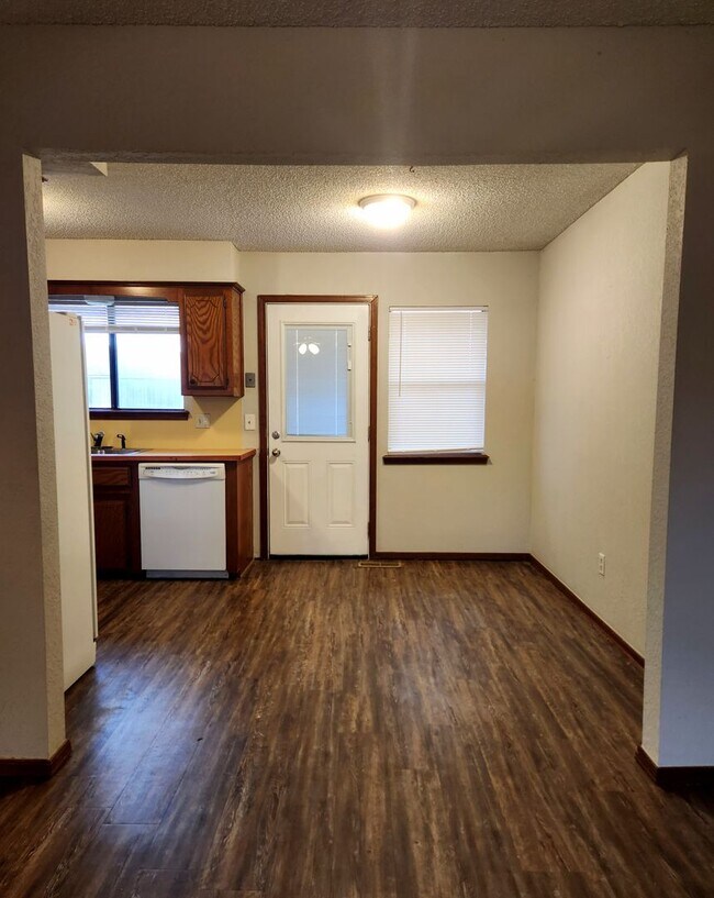 Foto del edificio - Spacious 3 Bedroom, 2 Bath Home Available ...