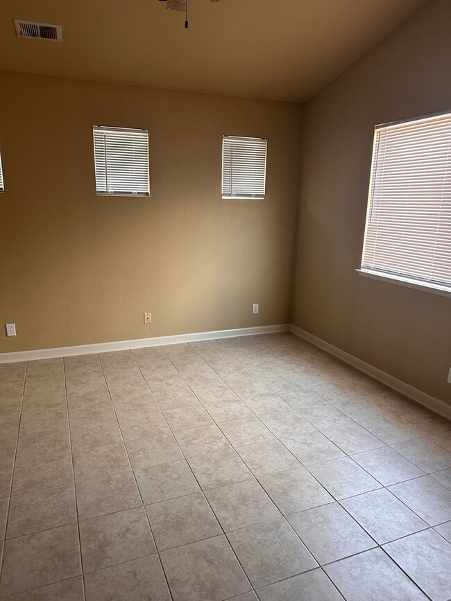 Building Photo - Great 4 bedroom 2 bath home