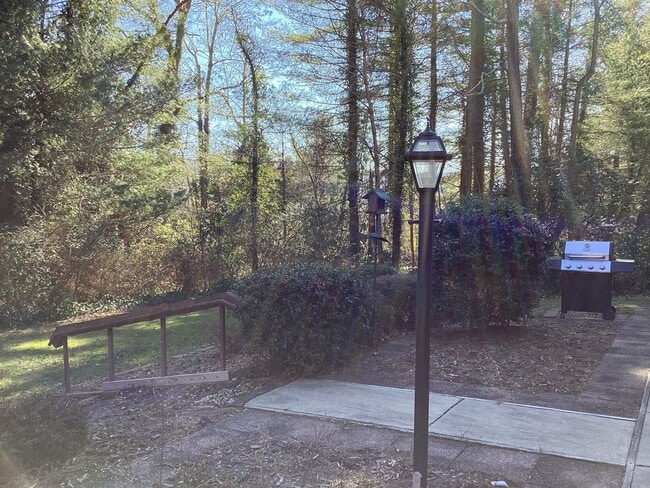 Building Photo - Beautiful Brick Ranch in Desirable Golf Course Community