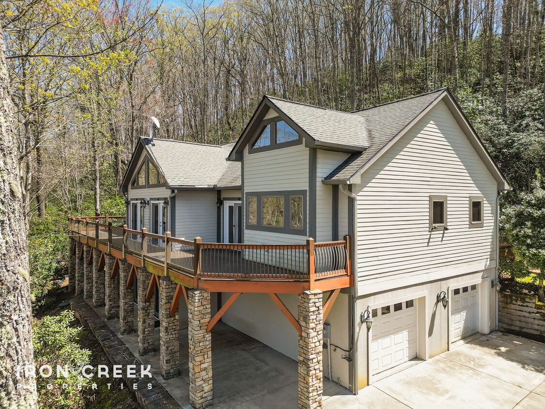 Primary Photo - Mountain Craftsman Retreat with Long-Range...