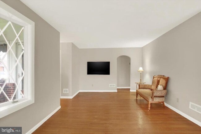 Foto del edificio - 117 E Maplewood Ave