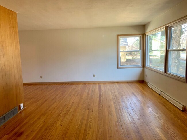 Building Photo - 214 Marinette Trail