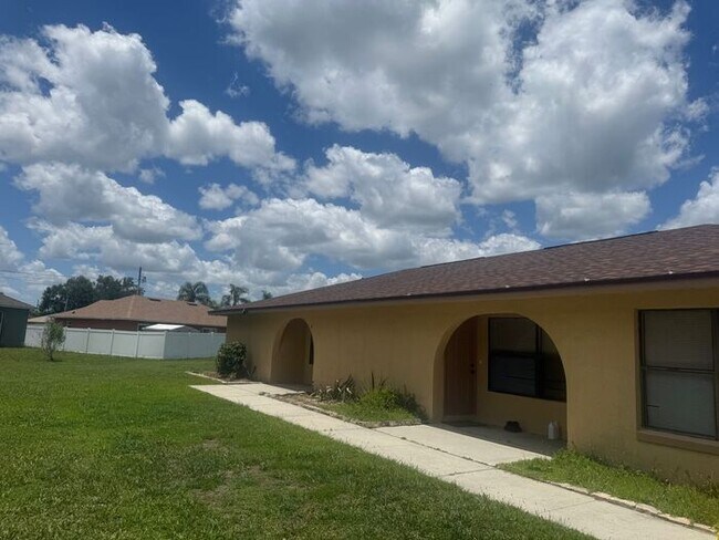 Building Photo - Spacious Duplex in Poinciana