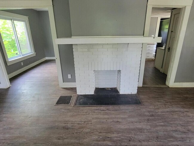 Building Photo - 715 W Fairview Ave