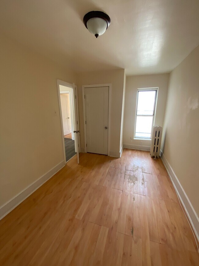 Foto del edificio - 5821 N Woodstock St