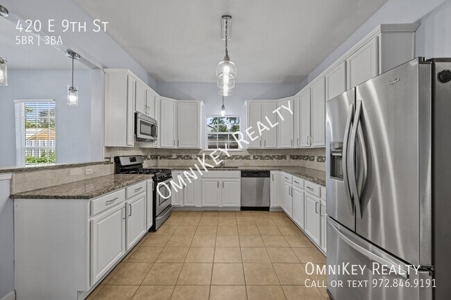 Building Photo - 420 E 9th St