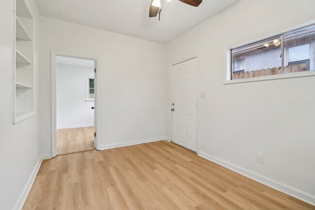 Foto del edificio - 3159 Bobolink Dr