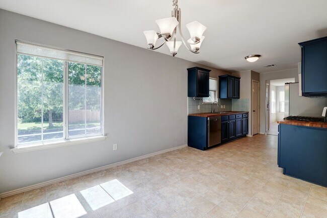 Foto del edificio - Charming 3BR / 2BA Rental with Fenced Yard & Covered Deck