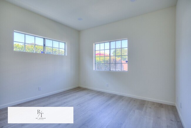 Foto del edificio - Welcome to this beautifully renovated home...