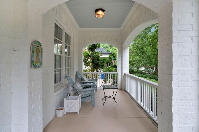 Foto del edificio - Stunning 4BE/3.5BA home in the very desirable neighborhood, Westhaven!