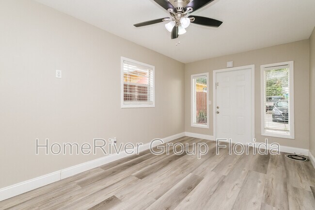 Foto del edificio - 1203 Sheridan Rd