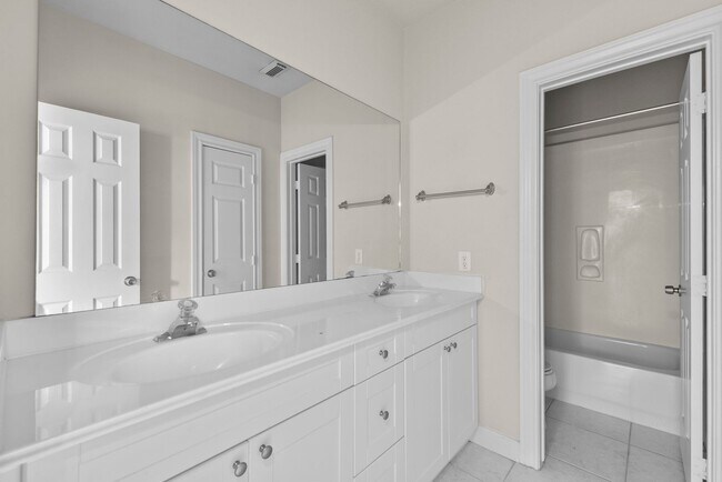 Foto del edificio - Charming 3-Bed, 2.5-Bath Home in the Heart of the Heights with Spacious Yard & Prime Location