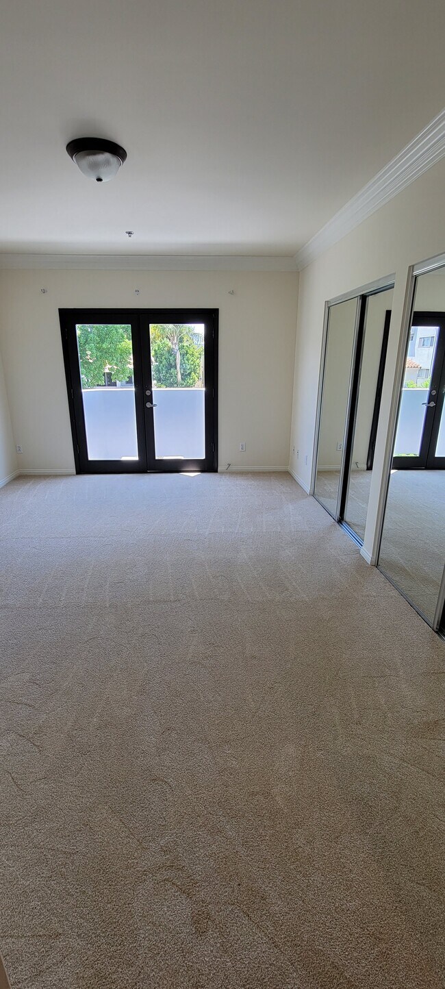 Foto del edificio - 949 N Croft Ave