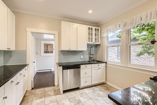 Building Photo - Sophisticated Highlands home walkable to p...