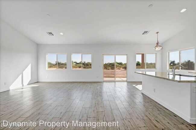 Foto del edificio - 5727 E Rolling Ridge Rd