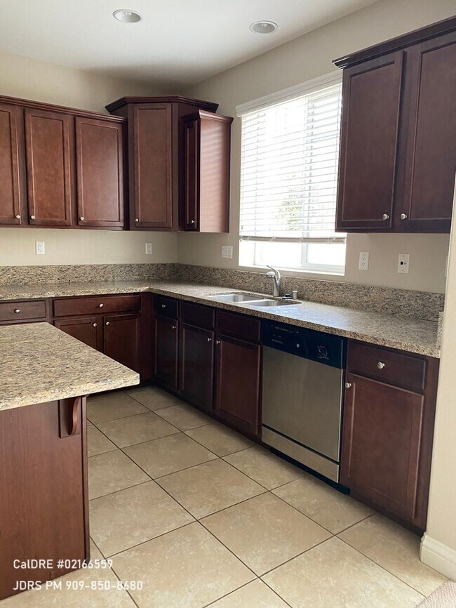 Building Photo - Eastvale 4 bedroom Partially Furnished Home