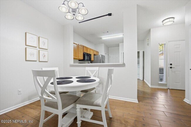 Foto del edificio - 446 Scrub Jay Dr