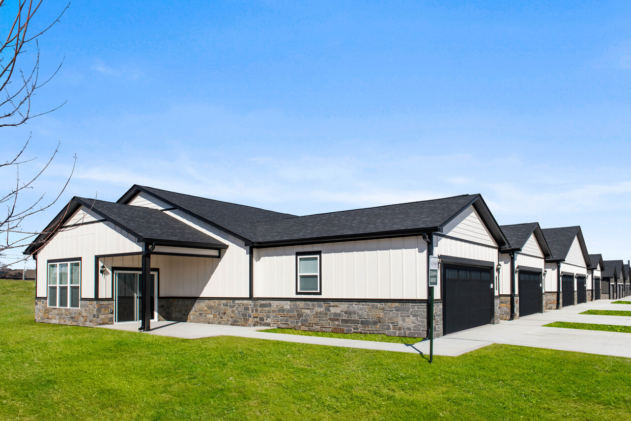 Beautiful building exterior - The Links at Franklin