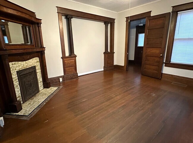 Building Photo - Large 3 Bedroom Close to Union Hospital