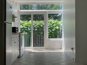 Building Photo - 484 Brock Av